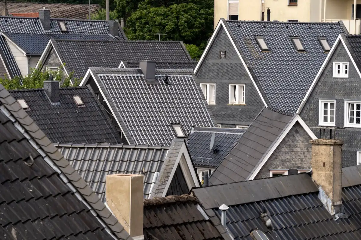 Steep roof eaves and gutter lines on houses in Roseville, CA